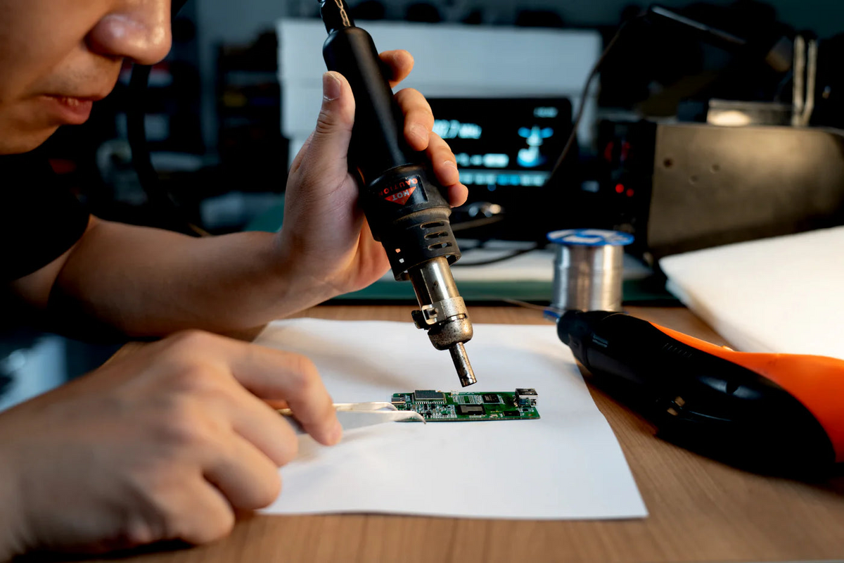 Automotive electronic device assembly